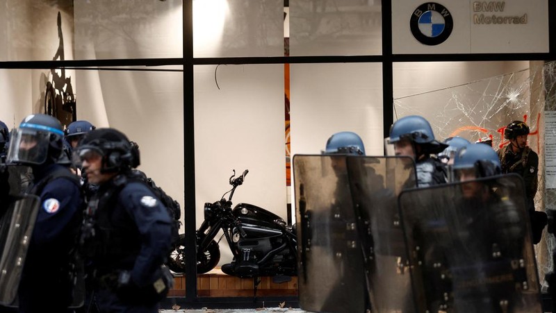 A demonstrator destroys a bank window during clashes at a demonstration in Paris as part of a nationwide day of strike and protests for higher wages and against requisitions at refineries in France, October 18, 2022.  REUTERS/Benoit Tessier