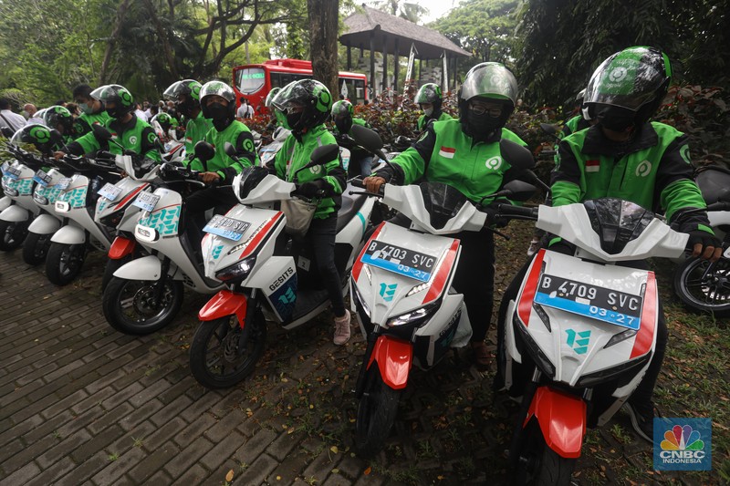 Sejumlah pengemudi Gojek bersiap untuk mengendarai motor listrik usai peresmian shelter motor listrik G20 di kawasan pariwisata ITDC Nusa Dua, Bali, Rabu (19/10/2022). Sebanyak 50 motor listrik dengan merek Gesits dan Gogoro disediakan Electrum untuk armada ojek online (ojol) Gojek dalam penyelenggaraan Konferensi Tingkat Tinggi (KTT) G20 di Indonesia, yang akan berlangsung pada 15-16 November 2022 mendatang di Nusa Dua, Bali. (CNBC Indonesia/ Andrean Kristianto)