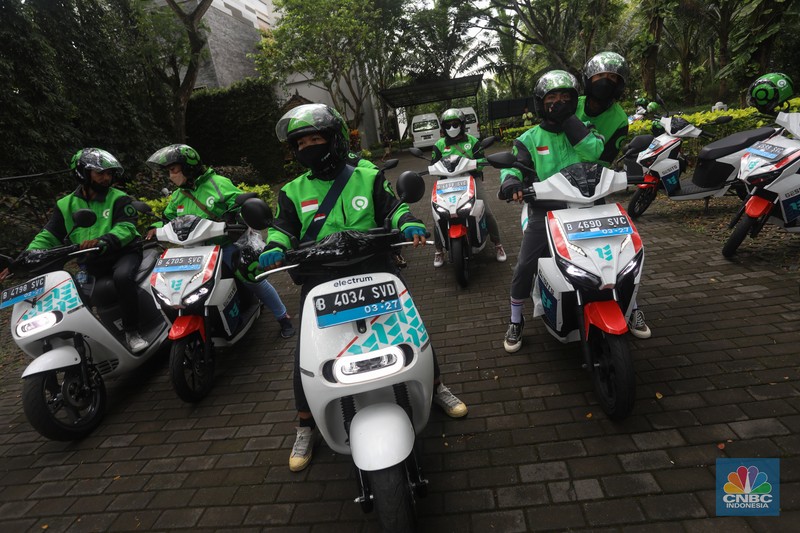 Motor Listrik Gojek di Konferensi Tingkat Tinggi (KTT) G20 Nusa Dua Bali Sejumlah pengemudi Gojek bersiap untuk mengendarai motor listrik usai peresmian shelter motor listrik G20 di kawasan pariwisata ITDC Nusa Dua, Bali, Rabu (19/10/2022). Sebanyak 50 motor listrik dengan merek Gesits dan Gogoro disediakan Electrum untuk armada ojek online (ojol) Gojek dalam penyelenggaraan Konferensi Tingkat Tinggi (KTT) G20 di Indonesia, yang akan berlangsung pada 15-16 November 2022 mendatang di Nusa Dua, Bali. (CNBC Indonesia/ Andrean Kristianto)