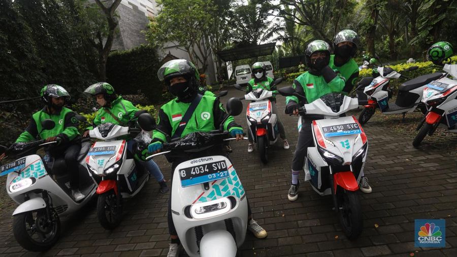 Sejumlah pengemudi Gojek bersiap untuk mengendarai motor listrik usai peresmian shelter motor listrik G20 di kawasan pariwisata ITDC Nusa Dua, Bali, Rabu (19/10/2022). Sebanyak 50 motor listrik dengan merek Gesits dan Gogoro disediakan Electrum untuk armada ojek online (ojol) Gojek dalam penyelenggaraan Konferensi Tingkat Tinggi (KTT) G20 di Indonesia, yang akan berlangsung pada 15-16 November 2022 mendatang di Nusa Dua, Bali. (վ/ Andrean Kristianto)