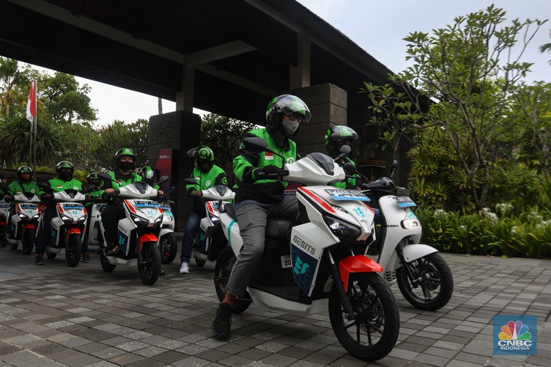 Motor Listrik Gojek di Konferensi Tingkat Tinggi (KTT) G20 Nusa Dua Bali Sejumlah pengemudi Gojek bersiap untuk mengendarai motor listrik usai peresmian shelter motor listrik G20 di kawasan pariwisata ITDC Nusa Dua, Bali, Rabu (19/10/2022). Sebanyak 50 motor listrik dengan merek Gesits dan Gogoro disediakan Electrum untuk armada ojek online (ojol) Gojek dalam penyelenggaraan Konferensi Tingkat Tinggi (KTT) G20 di Indonesia, yang akan berlangsung pada 15-16 November 2022 mendatang di Nusa Dua, Bali. (CNBC Indonesia/ Andrean Kristianto)