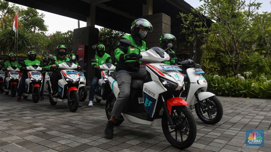 Sejumlah pengemudi Gojek bersiap untuk mengendarai motor listrik usai peresmian shelter motor listrik G20 di kawasan pariwisata ITDC Nusa Dua, Bali, Rabu (19/10/2022). Sebanyak 50 motor listrik dengan merek Gesits dan Gogoro disediakan Electrum untuk armada ojek online (ojol) Gojek dalam penyelenggaraan Konferensi Tingkat Tinggi (KTT) G20 di Indonesia, yang akan berlangsung pada 15-16 November 2022 mendatang di Nusa Dua, Bali. (CNBC Indonesia/ Andrean Kristianto)