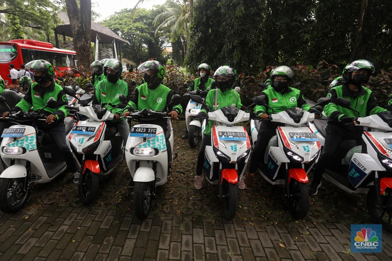 Motor Listrik Gojek di Konferensi Tingkat Tinggi (KTT) G20 Nusa Dua Bali Sejumlah pengemudi Gojek bersiap untuk mengendarai motor listrik usai peresmian shelter motor listrik G20 di kawasan pariwisata ITDC Nusa Dua, Bali, Rabu (19/10/2022). Sebanyak 50 motor listrik dengan merek Gesits dan Gogoro disediakan Electrum untuk armada ojek online (ojol) Gojek dalam penyelenggaraan Konferensi Tingkat Tinggi (KTT) G20 di Indonesia, yang akan berlangsung pada 15-16 November 2022 mendatang di Nusa Dua, Bali. (CNBC Indonesia/ Andrean Kristianto)