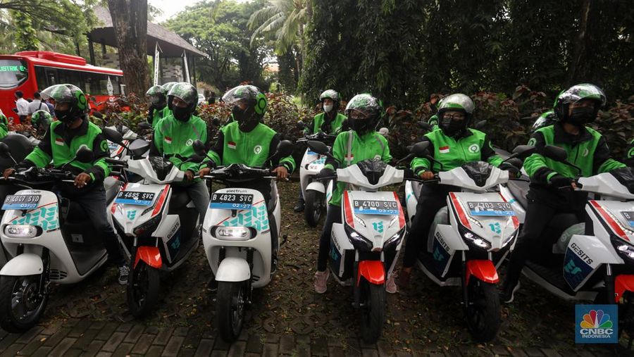 Sejumlah pengemudi Gojek bersiap untuk mengendarai motor listrik usai peresmian shelter motor listrik G20 di kawasan pariwisata ITDC Nusa Dua, Bali, Rabu (19/10/2022). Sebanyak 50 motor listrik dengan merek Gesits dan Gogoro disediakan Electrum untuk armada ojek online (ojol) Gojek dalam penyelenggaraan Konferensi Tingkat Tinggi (KTT) G20 di Indonesia, yang akan berlangsung pada 15-16 November 2022 mendatang di Nusa Dua, Bali. (CNBC Indonesia/ Andrean Kristianto)