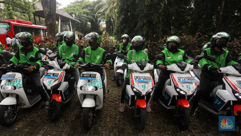 Sejumlah pengemudi Gojek bersiap untuk mengendarai motor listrik usai peresmian shelter motor listrik G20 di kawasan pariwisata ITDC Nusa Dua, Bali, Rabu (19/10/2022). Sebanyak 50 motor listrik dengan merek Gesits dan Gogoro disediakan Electrum untuk armada ojek online (ojol) Gojek dalam penyelenggaraan Konferensi Tingkat Tinggi (KTT) G20 di Indonesia, yang akan berlangsung pada 15-16 November 2022 mendatang di Nusa Dua, Bali. (CNBC Indonesia/ Andrean Kristianto)