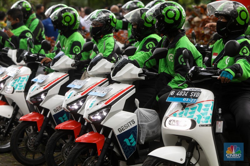 Motor Listrik Gojek di Konferensi Tingkat Tinggi (KTT) G20 Nusa Dua Bali Sejumlah pengemudi Gojek bersiap untuk mengendarai motor listrik usai peresmian shelter motor listrik G20 di kawasan pariwisata ITDC Nusa Dua, Bali, Rabu (19/10/2022). Sebanyak 50 motor listrik dengan merek Gesits dan Gogoro disediakan Electrum untuk armada ojek online (ojol) Gojek dalam penyelenggaraan Konferensi Tingkat Tinggi (KTT) G20 di Indonesia, yang akan berlangsung pada 15-16 November 2022 mendatang di Nusa Dua, Bali. (CNBC Indonesia/ Andrean Kristianto)