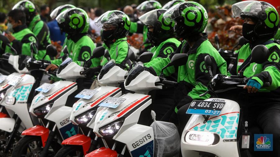 Sejumlah pengemudi Gojek bersiap untuk mengendarai motor listrik usai peresmian shelter motor listrik G20 di kawasan pariwisata ITDC Nusa Dua, Bali, Rabu (19/10/2022). Sebanyak 50 motor listrik dengan merek Gesits dan Gogoro disediakan Electrum untuk armada ojek online (ojol) Gojek dalam penyelenggaraan Konferensi Tingkat Tinggi (KTT) G20 di Indonesia, yang akan berlangsung pada 15-16 November 2022 mendatang di Nusa Dua, Bali. (վ/ Andrean Kristianto)