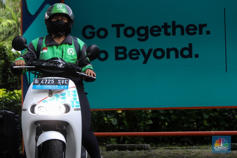 Motor Listrik Gojek di Konferensi Tingkat Tinggi (KTT) G20 Nusa Dua Bali Sejumlah pengemudi Gojek bersiap untuk mengendarai motor listrik usai peresmian shelter motor listrik G20 di kawasan pariwisata ITDC Nusa Dua, Bali, Rabu (19/10/2022). Sebanyak 50 motor listrik dengan merek Gesits dan Gogoro disediakan Electrum untuk armada ojek online (ojol) Gojek dalam penyelenggaraan Konferensi Tingkat Tinggi (KTT) G20 di Indonesia, yang akan berlangsung pada 15-16 November 2022 mendatang di Nusa Dua, Bali. (CNBC Indonesia/ Andrean Kristianto)