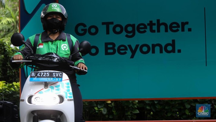 Sejumlah pengemudi Gojek bersiap untuk mengendarai motor listrik usai peresmian shelter motor listrik G20 di kawasan pariwisata ITDC Nusa Dua, Bali, Rabu (19/10/2022). Sebanyak 50 motor listrik dengan merek Gesits dan Gogoro disediakan Electrum untuk armada ojek online (ojol) Gojek dalam penyelenggaraan Konferensi Tingkat Tinggi (KTT) G20 di Indonesia, yang akan berlangsung pada 15-16 November 2022 mendatang di Nusa Dua, Bali. (CNBC Indonesia/ Andrean Kristianto)