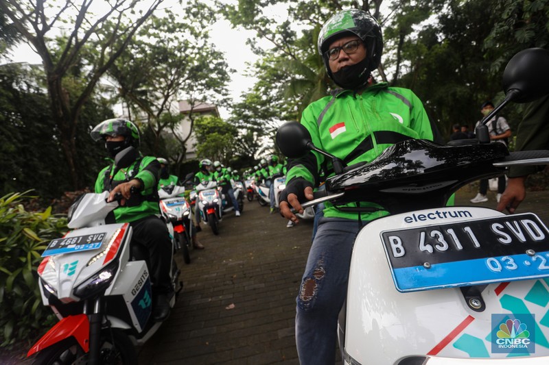 Motor Listrik Gojek di Konferensi Tingkat Tinggi (KTT) G20 Nusa Dua Bali Sejumlah pengemudi Gojek bersiap untuk mengendarai motor listrik usai peresmian shelter motor listrik G20 di kawasan pariwisata ITDC Nusa Dua, Bali, Rabu (19/10/2022). Sebanyak 50 motor listrik dengan merek Gesits dan Gogoro disediakan Electrum untuk armada ojek online (ojol) Gojek dalam penyelenggaraan Konferensi Tingkat Tinggi (KTT) G20 di Indonesia, yang akan berlangsung pada 15-16 November 2022 mendatang di Nusa Dua, Bali. (CNBC Indonesia/ Andrean Kristianto)