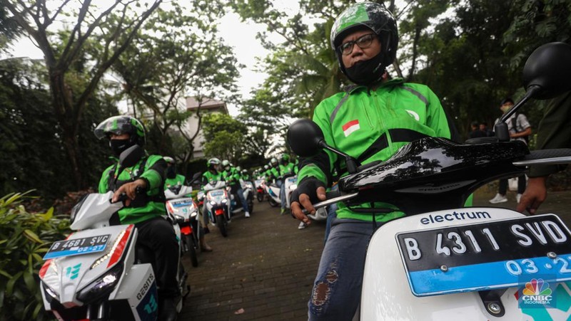Sejumlah pengemudi Gojek bersiap untuk mengendarai motor listrik usai peresmian shelter motor listrik G20 di kawasan pariwisata ITDC Nusa Dua, Bali, Rabu (19/10/2022). Sebanyak 50 motor listrik dengan merek Gesits dan Gogoro disediakan Electrum untuk armada ojek online (ojol) Gojek dalam penyelenggaraan Konferensi Tingkat Tinggi (KTT) G20 di Indonesia, yang akan berlangsung pada 15-16 November 2022 mendatang di Nusa Dua, Bali. (CNBC Indonesia/ Andrean Kristianto)