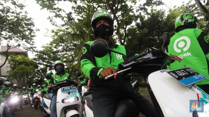 Motor Listrik Gojek di Konferensi Tingkat Tinggi (KTT) G20 Nusa Dua Bali Sejumlah pengemudi Gojek bersiap untuk mengendarai motor listrik usai peresmian shelter motor listrik G20 di kawasan pariwisata ITDC Nusa Dua, Bali, Rabu (19/10/2022). Sebanyak 50 motor listrik dengan merek Gesits dan Gogoro disediakan Electrum untuk armada ojek online (ojol) Gojek dalam penyelenggaraan Konferensi Tingkat Tinggi (KTT) G20 di Indonesia, yang akan berlangsung pada 15-16 November 2022 mendatang di Nusa Dua, Bali. (CNBC Indonesia/ Andrean Kristianto)