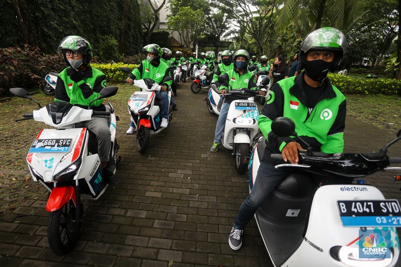 Motor Listrik Gojek di Konferensi Tingkat Tinggi (KTT) G20 Nusa Dua Bali Sejumlah pengemudi Gojek bersiap untuk mengendarai motor listrik usai peresmian shelter motor listrik G20 di kawasan pariwisata ITDC Nusa Dua, Bali, Rabu (19/10/2022). Sebanyak 50 motor listrik dengan merek Gesits dan Gogoro disediakan Electrum untuk armada ojek online (ojol) Gojek dalam penyelenggaraan Konferensi Tingkat Tinggi (KTT) G20 di Indonesia, yang akan berlangsung pada 15-16 November 2022 mendatang di Nusa Dua, Bali. (CNBC Indonesia/ Andrean Kristianto)