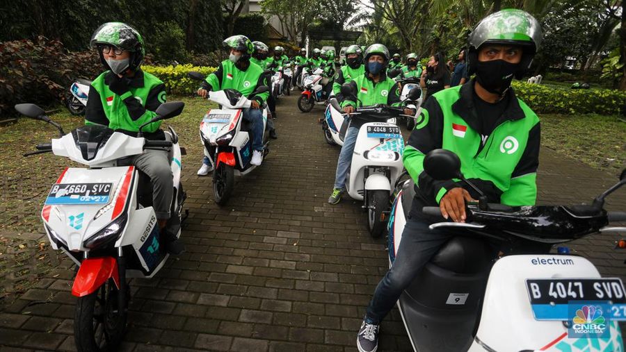Sejumlah pengemudi Gojek bersiap untuk mengendarai motor listrik usai peresmian shelter motor listrik G20 di kawasan pariwisata ITDC Nusa Dua, Bali, Rabu (19/10/2022). Sebanyak 50 motor listrik dengan merek Gesits dan Gogoro disediakan Electrum untuk armada ojek online (ojol) Gojek dalam penyelenggaraan Konferensi Tingkat Tinggi (KTT) G20 di Indonesia, yang akan berlangsung pada 15-16 November 2022 mendatang di Nusa Dua, Bali. (CNBC Indonesia/ Andrean Kristianto)