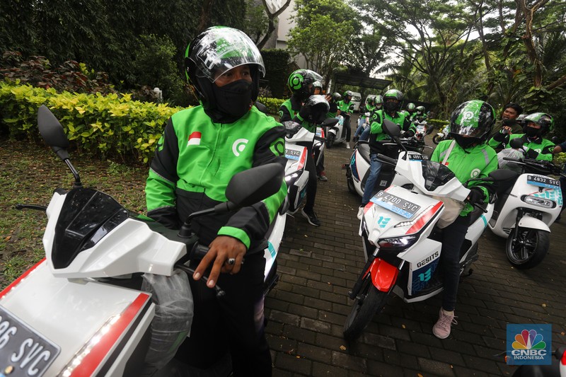 Motor Listrik Gojek di Konferensi Tingkat Tinggi (KTT) G20 Nusa Dua Bali Sejumlah pengemudi Gojek bersiap untuk mengendarai motor listrik usai peresmian shelter motor listrik G20 di kawasan pariwisata ITDC Nusa Dua, Bali, Rabu (19/10/2022). Sebanyak 50 motor listrik dengan merek Gesits dan Gogoro disediakan Electrum untuk armada ojek online (ojol) Gojek dalam penyelenggaraan Konferensi Tingkat Tinggi (KTT) G20 di Indonesia, yang akan berlangsung pada 15-16 November 2022 mendatang di Nusa Dua, Bali. (CNBC Indonesia/ Andrean Kristianto)