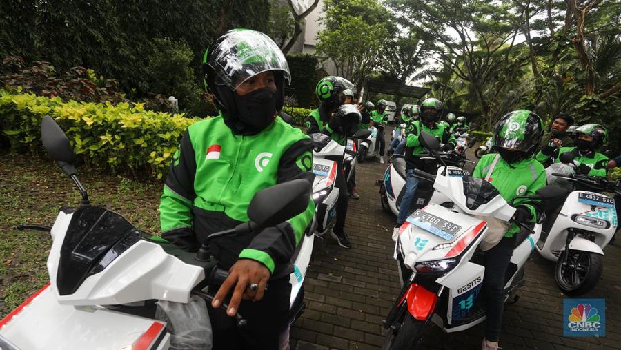 Sejumlah pengemudi Gojek bersiap untuk mengendarai motor listrik usai peresmian shelter motor listrik G20 di kawasan pariwisata ITDC Nusa Dua, Bali, Rabu (19/10/2022). Sebanyak 50 motor listrik dengan merek Gesits dan Gogoro disediakan Electrum untuk armada ojek online (ojol) Gojek dalam penyelenggaraan Konferensi Tingkat Tinggi (KTT) G20 di Indonesia, yang akan berlangsung pada 15-16 November 2022 mendatang di Nusa Dua, Bali. (CNBC Indonesia/ Andrean Kristianto)