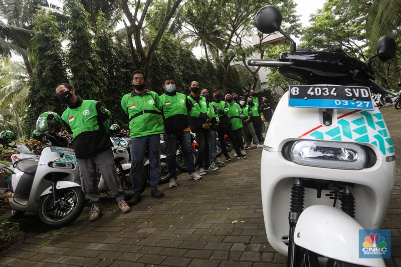 Motor Listrik Gojek di Konferensi Tingkat Tinggi (KTT) G20 Nusa Dua Bali Sejumlah pengemudi Gojek bersiap untuk mengendarai motor listrik usai peresmian shelter motor listrik G20 di kawasan pariwisata ITDC Nusa Dua, Bali, Rabu (19/10/2022). Sebanyak 50 motor listrik dengan merek Gesits dan Gogoro disediakan Electrum untuk armada ojek online (ojol) Gojek dalam penyelenggaraan Konferensi Tingkat Tinggi (KTT) G20 di Indonesia, yang akan berlangsung pada 15-16 November 2022 mendatang di Nusa Dua, Bali. (CNBC Indonesia/ Andrean Kristianto)