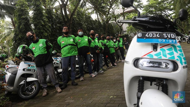 Sejumlah pengemudi Gojek bersiap untuk mengendarai motor listrik usai peresmian shelter motor listrik G20 di kawasan pariwisata ITDC Nusa Dua, Bali, Rabu (19/10/2022). Sebanyak 50 motor listrik dengan merek Gesits dan Gogoro disediakan Electrum untuk armada ojek online (ojol) Gojek dalam penyelenggaraan Konferensi Tingkat Tinggi (KTT) G20 di Indonesia, yang akan berlangsung pada 15-16 November 2022 mendatang di Nusa Dua, Bali. (CNBC Indonesia/ Andrean Kristianto)