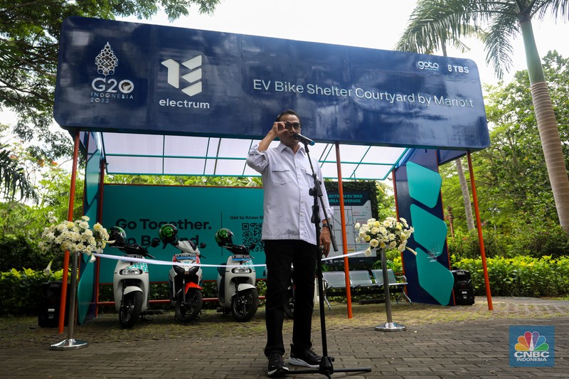 peresmian shelter motor listrik G20 Menteri Perhubungan Budi Karya Sumadi memberikan sambutan saat peresmian shelter motor listrik G20 di kawasan pariwisata ITDC Nusa Dua, Bali, Rabu (19/10/2022). Shelter motor listrik tersebut sebagai bentuk komitmen GoTo untuk mendukung penyelenggaraan Konferensi Tingkat Tinggi (KTT) G20 di Indonesia, yang akan berlangsung pada 15-16 November 2022 mendatang di Nusa Dua, Bali. (CNBC Indonesia/ Andrean Kristianto)