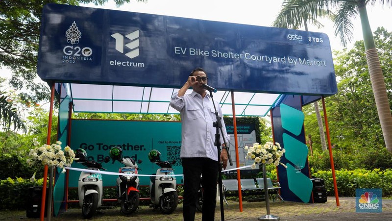 Menteri Perhubungan Budi Karya Sumadi memberikan sambutan saat peresmian shelter motor listrik G20 di kawasan pariwisata ITDC Nusa Dua, Bali, Rabu (19/10/2022). Shelter motor listrik tersebut sebagai bentuk komitmen GoTo untuk mendukung penyelenggaraan Konferensi Tingkat Tinggi (KTT) G20 di Indonesia, yang akan berlangsung pada 15-16 November 2022 mendatang di Nusa Dua, Bali. (CNBC Indonesia/ Andrean Kristianto)