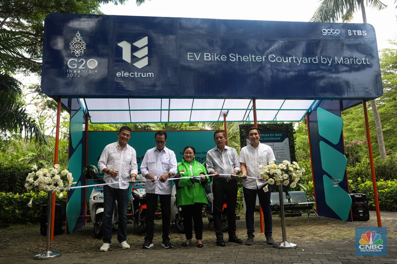 peresmian shelter motor listrik G20 Menteri Perhubungan Budi Karya Sumadi memberikan sambutan saat peresmian shelter motor listrik G20 di kawasan pariwisata ITDC Nusa Dua, Bali, Rabu (19/10/2022). Shelter motor listrik tersebut sebagai bentuk komitmen GoTo untuk mendukung penyelenggaraan Konferensi Tingkat Tinggi (KTT) G20 di Indonesia, yang akan berlangsung pada 15-16 November 2022 mendatang di Nusa Dua, Bali. (CNBC Indonesia/ Andrean Kristianto)