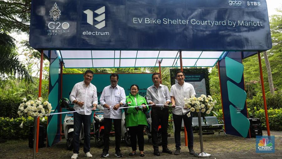 Menteri Perhubungan Budi Karya Sumadi memberikan sambutan saat peresmian shelter motor listrik G20 di kawasan pariwisata ITDC Nusa Dua, Bali, Rabu (19/10/2022). Shelter motor listrik tersebut sebagai bentuk komitmen GoTo untuk mendukung penyelenggaraan Konferensi Tingkat Tinggi (KTT) G20 di Indonesia, yang akan berlangsung pada 15-16 November 2022 mendatang di Nusa Dua, Bali. (CNBC Indonesia/ Andrean Kristianto)