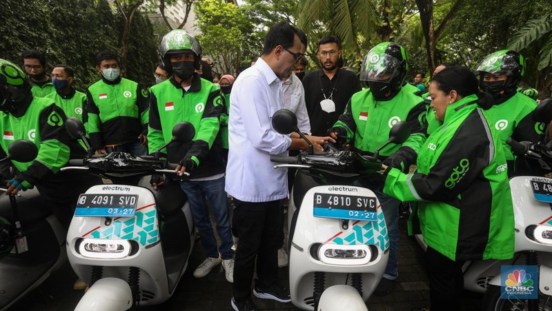 Menteri Perhubungan Budi Karya Sumadi memberikan sambutan saat peresmian shelter motor listrik G20 di kawasan pariwisata ITDC Nusa Dua, Bali, Rabu (19/10/2022). Shelter motor listrik tersebut sebagai bentuk komitmen GoTo untuk mendukung penyelenggaraan Konferensi Tingkat Tinggi (KTT) G20 di Indonesia, yang akan berlangsung pada 15-16 November 2022 mendatang di Nusa Dua, Bali. (CNBC Indonesia/ Andrean Kristianto)