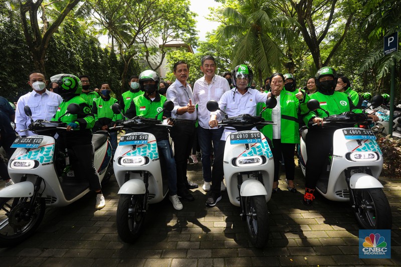 Menteri Perhubungan Budi Karya Sumadi memberikan sambutan saat peresmian shelter motor listrik G20 di kawasan pariwisata ITDC Nusa Dua, Bali, Rabu (19/10/2022). Shelter motor listrik tersebut sebagai bentuk komitmen GoTo untuk mendukung penyelenggaraan Konferensi Tingkat Tinggi (KTT) G20 di Indonesia, yang akan berlangsung pada 15-16 November 2022 mendatang di Nusa Dua, Bali. (CNBC Indonesia/ Andrean Kristianto)
