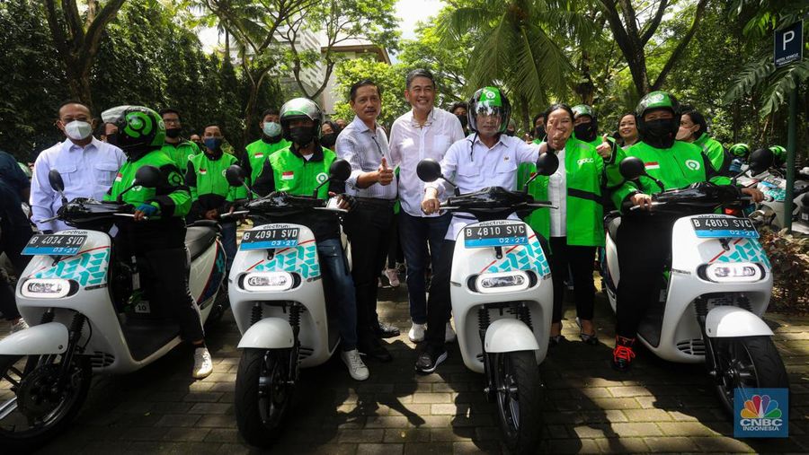 Menteri Perhubungan Budi Karya Sumadi memberikan sambutan saat peresmian shelter motor listrik G20 di kawasan pariwisata ITDC Nusa Dua, Bali, Rabu (19/10/2022). Shelter motor listrik tersebut sebagai bentuk komitmen GoTo untuk mendukung penyelenggaraan Konferensi Tingkat Tinggi (KTT) G20 di Indonesia, yang akan berlangsung pada 15-16 November 2022 mendatang di Nusa Dua, Bali. (CNBC Indonesia/ Andrean Kristianto)