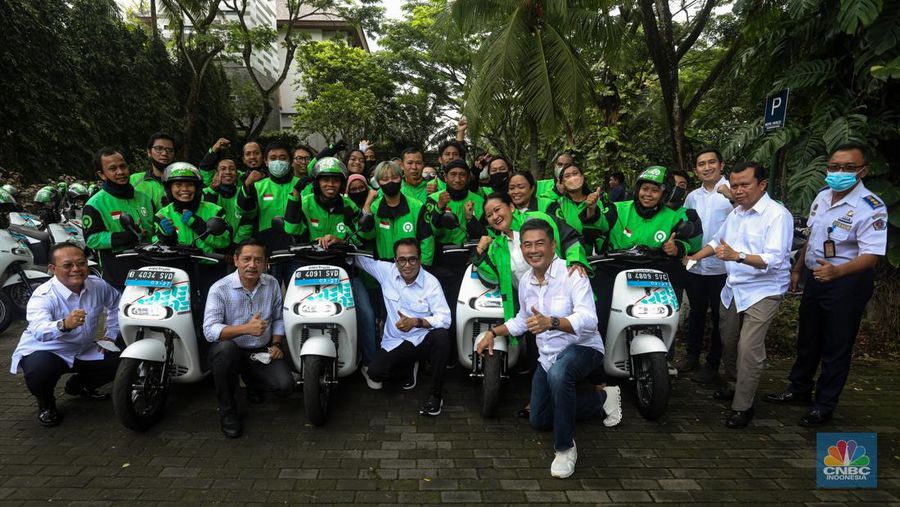Menteri Perhubungan Budi Karya Sumadi (kiri ketiga) didampingi Managing Director Electrum Patrick Adhiatmadja (depan), Head of Public Policy and Government Relations GoTo Shinto Nugroho (kiri keempat) dan Dirjen Perhubungan Darat Kementerian Perhubungan Hendro Sugiatno (kiri kedua) berfoto bersama pengemudi Gojek saat peresmian shelter motor listrik G20 di kawasan pariwisata ITDC Nusa Dua, Bali, Rabu (19/10/2022). Shelter motor listrik tersebut sebagai bentuk komitmen GoTo untuk mendukung penyelenggaraan Konferensi Tingkat Tinggi (KTT) G20 di Indonesia, yang akan berlangsung pada 15-16 November 2022 mendatang di Nusa Dua, Bali. (CNBC Indonesia/ Andrean Kristianto)