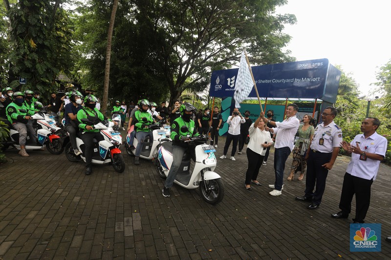 Menteri Perhubungan Budi Karya Sumadi memberikan sambutan saat peresmian shelter motor listrik G20 di kawasan pariwisata ITDC Nusa Dua, Bali, Rabu (19/10/2022). Shelter motor listrik tersebut sebagai bentuk komitmen GoTo untuk mendukung penyelenggaraan Konferensi Tingkat Tinggi (KTT) G20 di Indonesia, yang akan berlangsung pada 15-16 November 2022 mendatang di Nusa Dua, Bali. (CNBC Indonesia/ Andrean Kristianto)