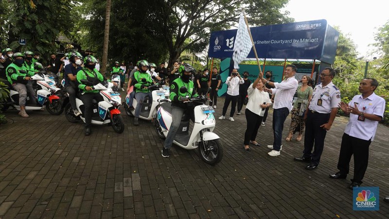 Menteri Perhubungan Budi Karya Sumadi memberikan sambutan saat peresmian shelter motor listrik G20 di kawasan pariwisata ITDC Nusa Dua, Bali, Rabu (19/10/2022). Shelter motor listrik tersebut sebagai bentuk komitmen GoTo untuk mendukung penyelenggaraan Konferensi Tingkat Tinggi (KTT) G20 di Indonesia, yang akan berlangsung pada 15-16 November 2022 mendatang di Nusa Dua, Bali. (CNBC Indonesia/ Andrean Kristianto)