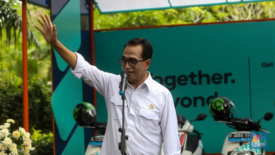 Menteri Perhubungan Budi Karya Sumadi memberikan sambutan saat peresmian shelter motor listrik G20 di kawasan pariwisata ITDC Nusa Dua, Bali, Rabu (19/10/2022). Shelter motor listrik tersebut sebagai bentuk komitmen GoTo untuk mendukung penyelenggaraan Konferensi Tingkat Tinggi (KTT) G20 di Indonesia, yang akan berlangsung pada 15-16 November 2022 mendatang di Nusa Dua, Bali. (CNBC Indonesia/ Andrean Kristianto)