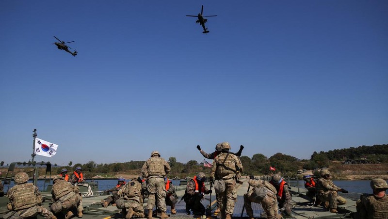 A South Korean tank takes part in a joint river crossing operation drill between South Korean and U.S. troops, in Yeoju, South Korea, October 19, 2022. REUTERS/Kim Hong-Ji