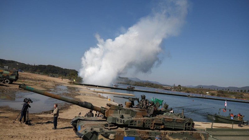 A South Korean tank takes part in a joint river crossing operation drill between South Korean and U.S. troops, in Yeoju, South Korea, October 19, 2022. REUTERS/Kim Hong-Ji