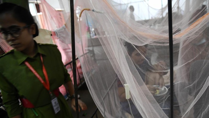 Children are kept inside mosquito nets as they are hospitalized due to dengue fever at Dhaka Child Hospital in Dhaka, Bangladesh on October 19, 2022.  Bangladesh logged its highest daily caseload of dengue fever on Tuesday, with 900 cases reported over the past 24 hours, raising the total tally to 26,938 in the country this year, according to the Media Report. (Photo by Syed Mahamudur Rahman/NurPhoto via Getty Images)