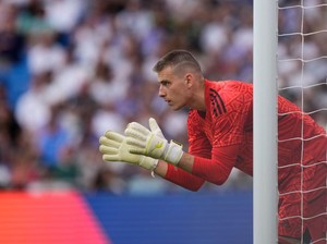 Lunin Pengin Bertahan, tapi Madrid yang Akan Memutuskan