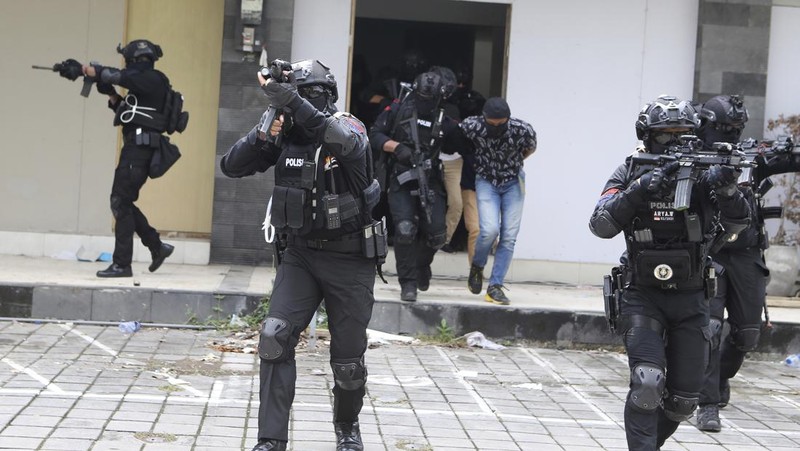 Special force members take part in an anti-terror security drill as part of preparations for the summit meeting of the G20 in Bali, Indonesia on Thursday, Oct. 20, 2022. (AP Photo/Firdia Lisnawati)