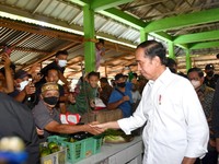 Psst! Ada 'Titipan Khusus' Jokowi Buat Para Penerima Bansos