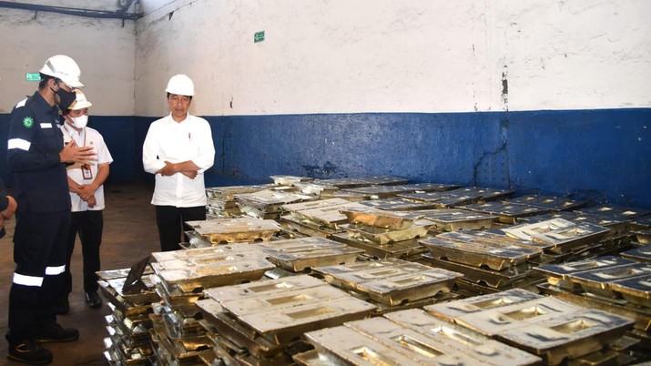 Presiden Joko Widodo mengawali kunjungan kerjanya ke Provinsi Kepulauan Bangka Belitung dengan meninjau pembangunan smelter baru yang dimiliki PT Timah Tbk di Kabupaten Bangka Barat, pada Kamis, 20 Oktober 2022. Dalam keterangannya selepas peninjauan, Presiden menyebut bahwa pembangunan smelter tersebut menunjukkan keseriusan pemerintah dalam melakukan hilirisasi bahan tambang. (Rusman - Biro Pers Sekretariat Presiden) Presiden Joko Widodo mengawali kunjungan kerjanya ke Provinsi Kepulauan Bangka Belitung dengan meninjau pembangunan smelter baru yang dimiliki PT Timah Tbk di Kabupaten Bangka Barat, pada Kamis, 20 Oktober 2022. Dalam keterangannya selepas peninjauan, Presiden menyebut bahwa pembangunan smelter tersebut menunjukkan keseriusan pemerintah dalam melakukan hilirisasi bahan tambang. (Rusman - Biro Pers Sekretariat Presiden)