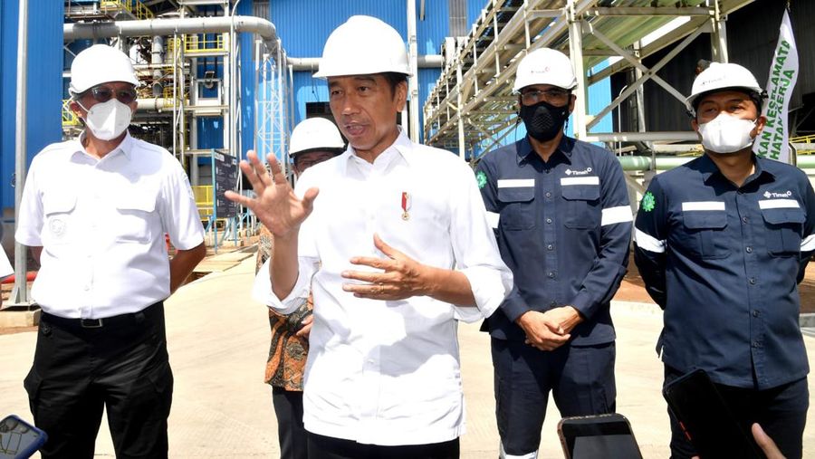 Presiden Joko Widodo mengawali kunjungan kerjanya ke Provinsi Kepulauan Bangka Belitung dengan meninjau pembangunan smelter baru yang dimiliki PT Timah Tbk di Kabupaten Bangka Barat, pada Kamis, 20 Oktober 2022. Dalam keterangannya selepas peninjauan, Presiden menyebut bahwa pembangunan smelter tersebut menunjukkan keseriusan pemerintah dalam melakukan hilirisasi bahan tambang.  (Rusman - Biro Pers Sekretariat Presiden)