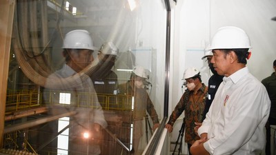 Presiden Joko Widodo mengawali kunjungan kerjanya ke Provinsi Kepulauan Bangka Belitung dengan meninjau pembangunan smelter baru yang dimiliki PT Timah Tbk di Kabupaten Bangka Barat, pada Kamis, 20 Oktober 2022. Dalam keterangannya selepas peninjauan, Presiden menyebut bahwa pembangunan smelter tersebut menunjukkan keseriusan pemerintah dalam melakukan hilirisasi bahan tambang. (Rusman - Biro Pers Sekretariat Presiden) Presiden Joko Widodo mengawali kunjungan kerjanya ke Provinsi Kepulauan Bangka Belitung dengan meninjau pembangunan smelter baru yang dimiliki PT Timah Tbk di Kabupaten Bangka Barat, pada Kamis, 20 Oktober 2022. Dalam keterangannya selepas peninjauan, Presiden menyebut bahwa pembangunan smelter tersebut menunjukkan keseriusan pemerintah dalam melakukan hilirisasi bahan tambang. (Rusman - Biro Pers Sekretariat Presiden)