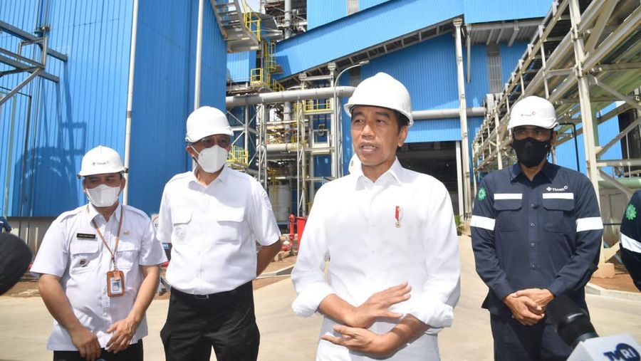 Presiden Joko Widodo mengawali kunjungan kerjanya ke Provinsi Kepulauan Bangka Belitung dengan meninjau pembangunan smelter baru yang dimiliki PT Timah Tbk di Kabupaten Bangka Barat, pada Kamis, 20 Oktober 2022. Dalam keterangannya selepas peninjauan, Presiden menyebut bahwa pembangunan smelter tersebut menunjukkan keseriusan pemerintah dalam melakukan hilirisasi bahan tambang.  (Rusman - Biro Pers Sekretariat Presiden)