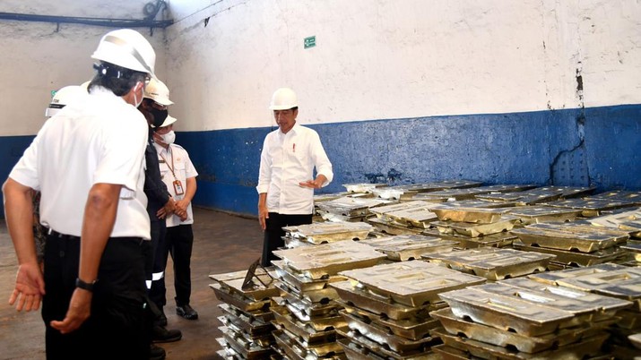 Presiden Joko Widodo mengawali kunjungan kerjanya ke Provinsi Kepulauan Bangka Belitung dengan meninjau pembangunan smelter baru yang dimiliki PT Timah Tbk di Kabupaten Bangka Barat, pada Kamis, 20 Oktober 2022. Dalam keterangannya selepas peninjauan, Presiden menyebut bahwa pembangunan smelter tersebut menunjukkan keseriusan pemerintah dalam melakukan hilirisasi bahan tambang. (Rusman - Biro Pers Sekretariat Presiden) Presiden Joko Widodo mengawali kunjungan kerjanya ke Provinsi Kepulauan Bangka Belitung dengan meninjau pembangunan smelter baru yang dimiliki PT Timah Tbk di Kabupaten Bangka Barat, pada Kamis, 20 Oktober 2022. Dalam keterangannya selepas peninjauan, Presiden menyebut bahwa pembangunan smelter tersebut menunjukkan keseriusan pemerintah dalam melakukan hilirisasi bahan tambang. (Rusman - Biro Pers Sekretariat Presiden)
