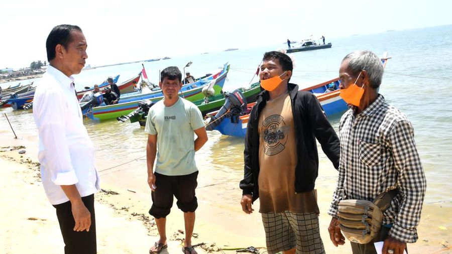 Presiden Joko Widodo mengunjungi Kampung Nelayan Tanjung Laut sekaligus berdialog dengan para nelayan di Kabupaten Bangka Barat, Provinsi Kepulauan Bangka Belitung, pada Kamis, 20 Oktober 2022. Dalam dialognya, Ketua Nelayan Sakijan menyampaikan keluhan para nelayan terkait kebutuhan mesin perahu nelayan. (Biro Pers Sekretariat Presiden RI)