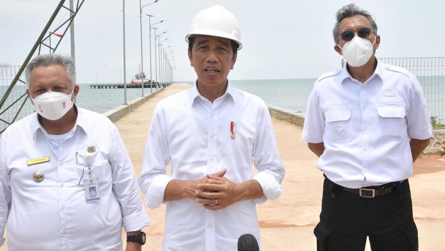 Presiden Joko Widodo meninjau langsung Pelabuhan Tanjung Ular di Kabupaten Bangka Barat, Provinsi Kepulauan Bangka Belitung pada Kamis, 20 Oktober 2022. Dengan kehadiran pelabuhan tersebut, Presiden berharap mobilitas barang akan meningkat sehingga turut mendongkrak daya saing daerah setempat. (Rusman - Biro Pers Sekretariat Presiden)