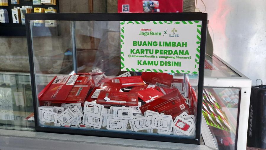 Telkomsel Sulap Plastik Bekas Kartu SIM Jadi Paving Block dan Smartphone Holder (CNBC Indonesia/Intan Rakhmayanti Dewi)