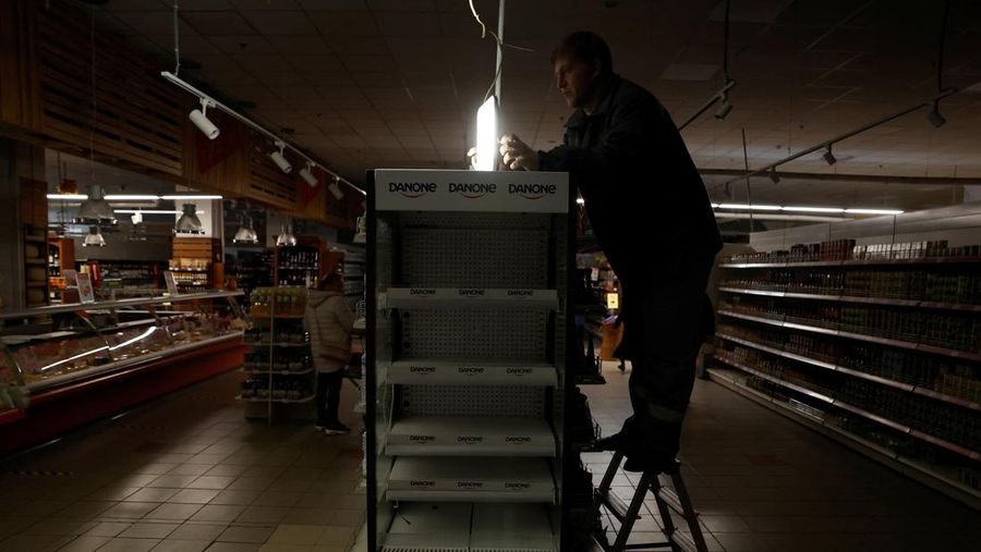 People shop in a supermarket as Kharkiv suffers an electricity outage, amid Russia's attack on Ukraine, in Kharkiv, Ukraine, October 17, 2022. REUTERS/Clodagh Kilcoyne
