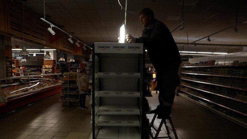 People shop in a supermarket as Kharkiv suffers an electricity outage, amid Russia's attack on Ukraine, in Kharkiv, Ukraine, October 17, 2022. REUTERS/Clodagh Kilcoyne