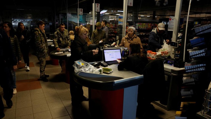 People shop in a supermarket as Kharkiv suffers an electricity outage, amid Russia's attack on Ukraine, in Kharkiv, Ukraine, October 17, 2022. REUTERS/Clodagh Kilcoyne